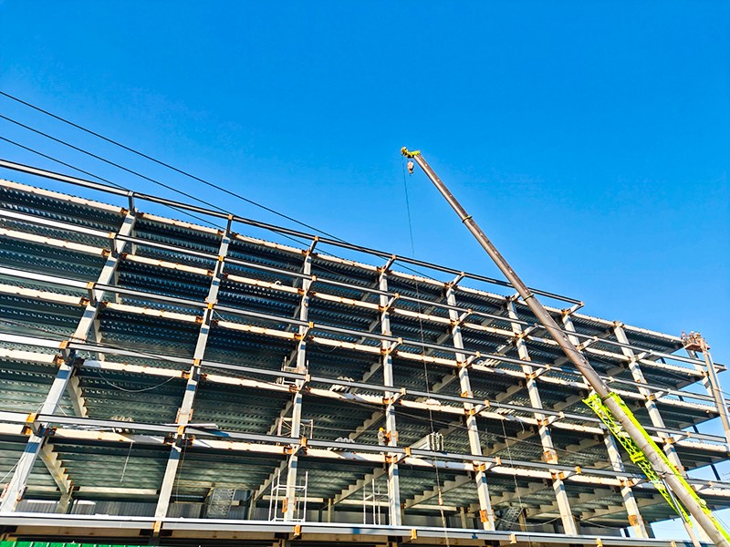 Edificio con estructura de acero de varios pisos